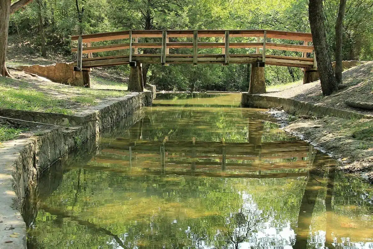 A Footbridge In Grapevine Springs Preserve Coppell Texas United States. - Texas News, Places, Food, Recreation, And Life.