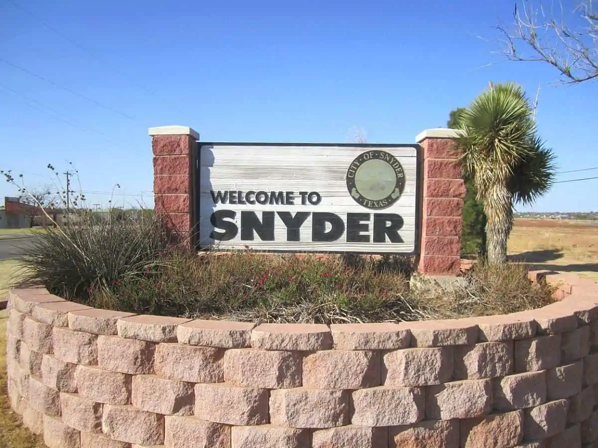 Snyder TX welcome sign. - Texas View