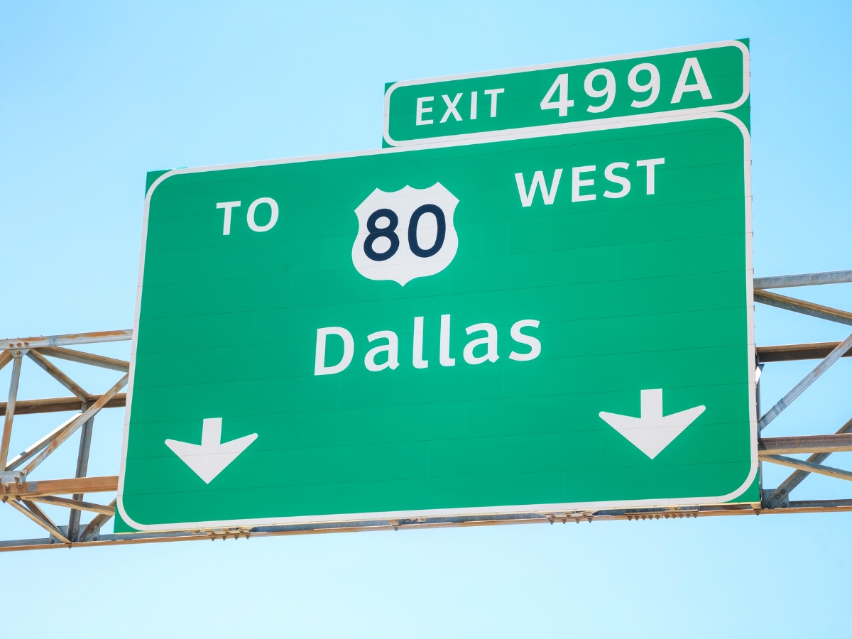 Road sign with the direction to Dallas - Texas View