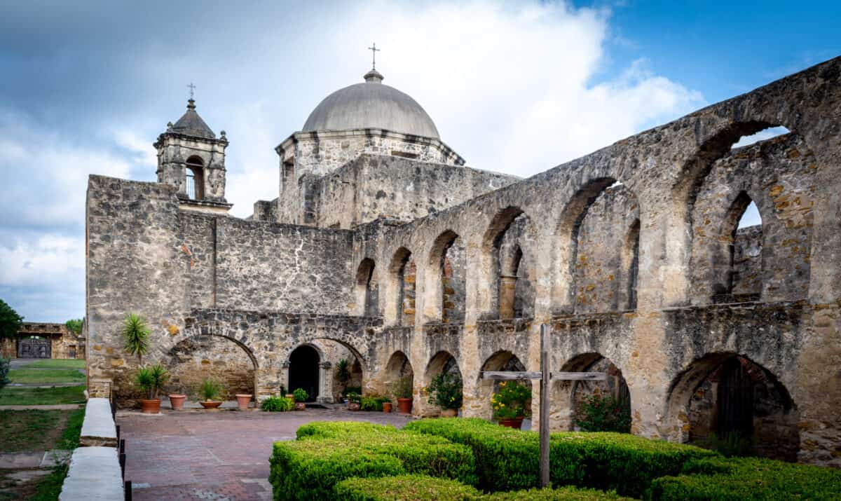 San Antonio TexasUSA May 27 2019 Mission San Jose National Park Service side view and arches — Stock Editorial. - Texas News, Places, Food, Recreation, and Life.