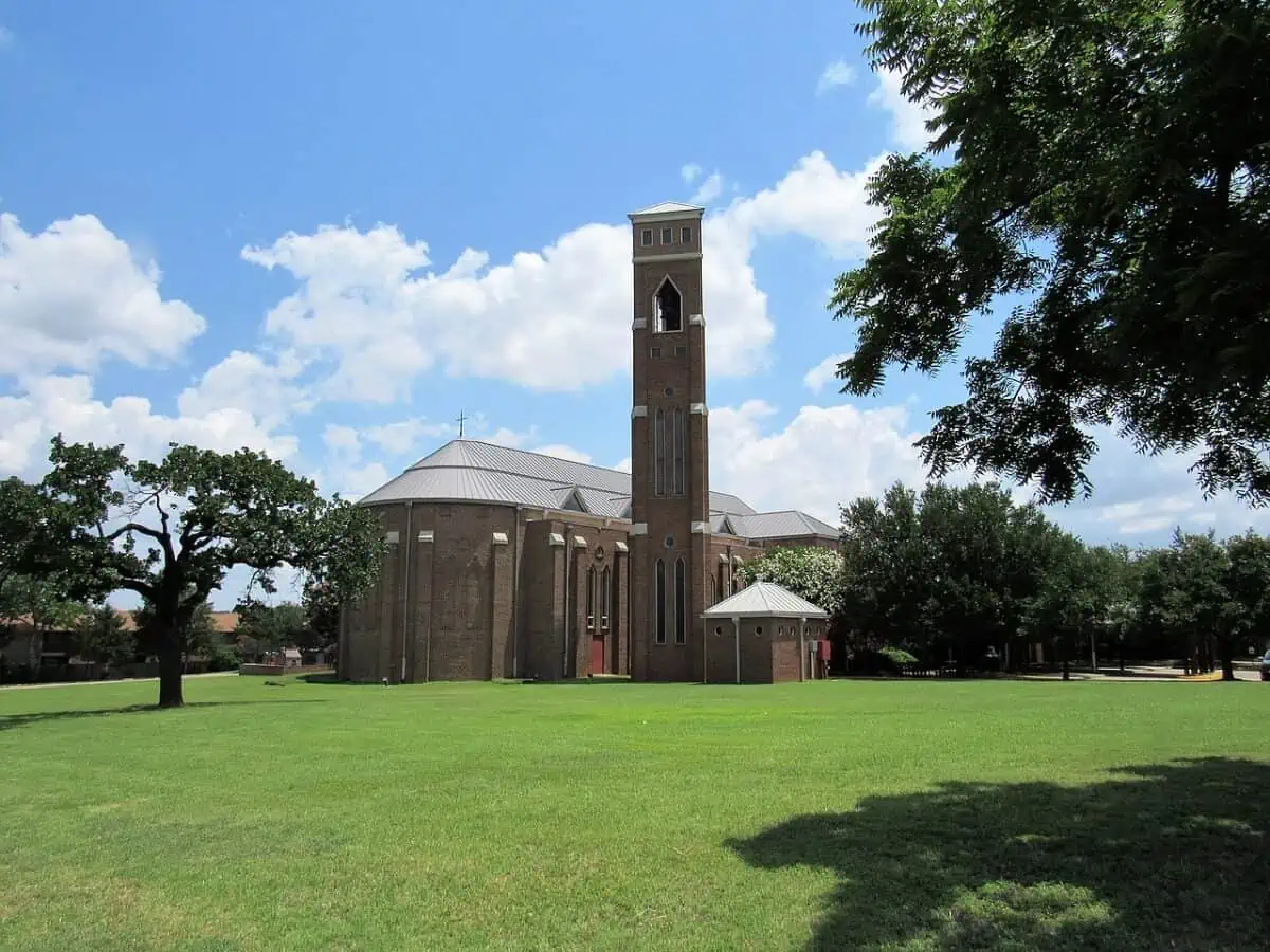 St. Vincents Cathedral in Bedford Texas. - Texas View